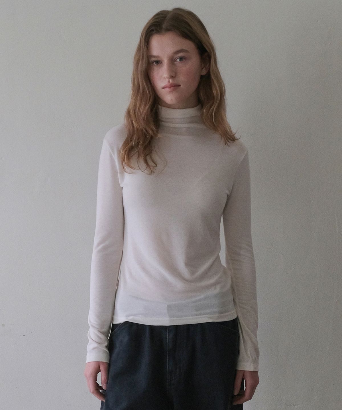 썸웨어버터(SOMEWHEREBUTTER) Lettering Turtleneck Top - Ivory