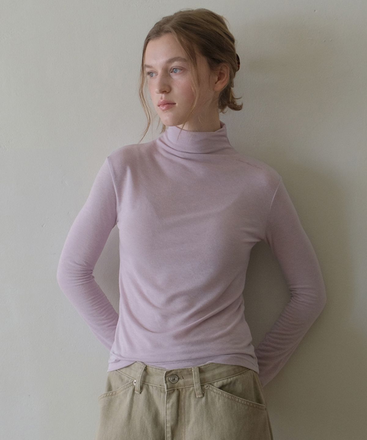 썸웨어버터(SOMEWHEREBUTTER) Lettering Turtleneck Top - Lavender Pink
