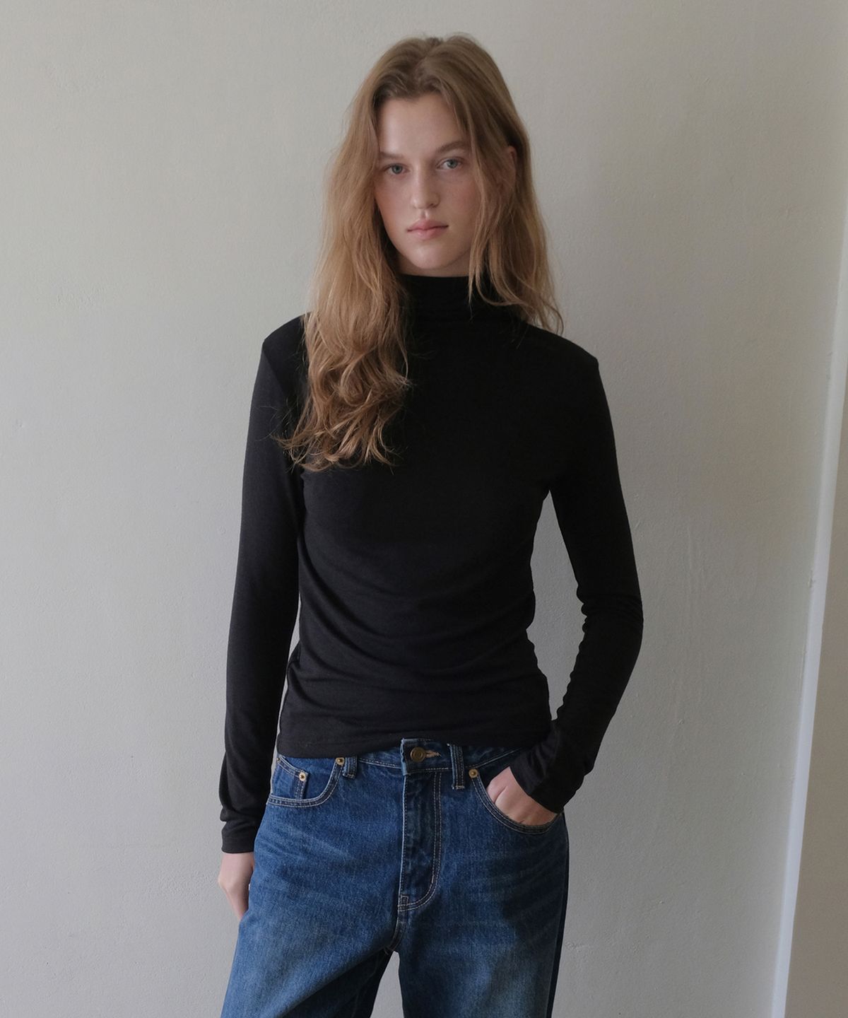 썸웨어버터(SOMEWHEREBUTTER) Lettering Turtleneck Top - Black