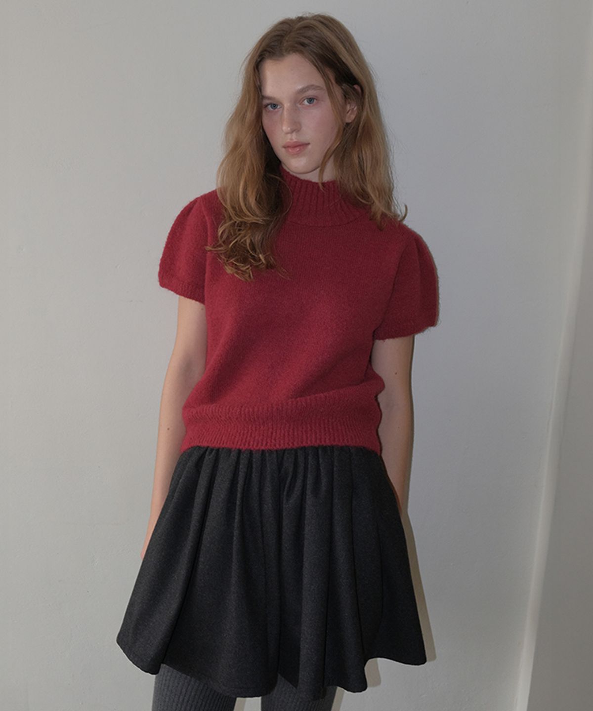 썸웨어버터(SOMEWHEREBUTTER) Turtleneck Emma Half Puff Knit - Vintage Red