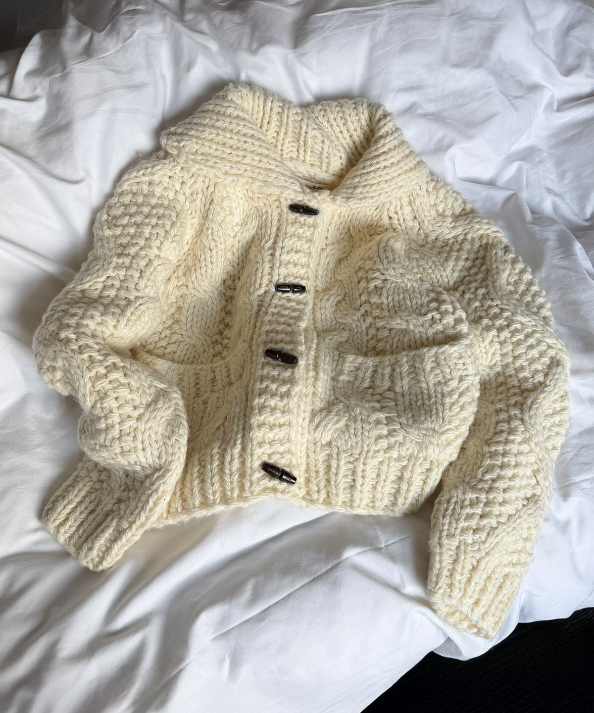 썸웨어버터(SOMEWHEREBUTTER) Hayden Handmade Cardigan Sweater - Cream