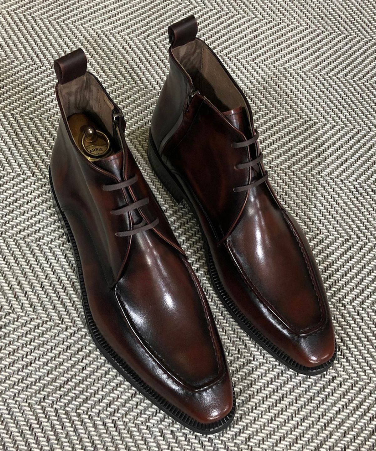 조앤슈(JOENSHOE) 홀스트 사이드지퍼 처카부츠 레드브라운