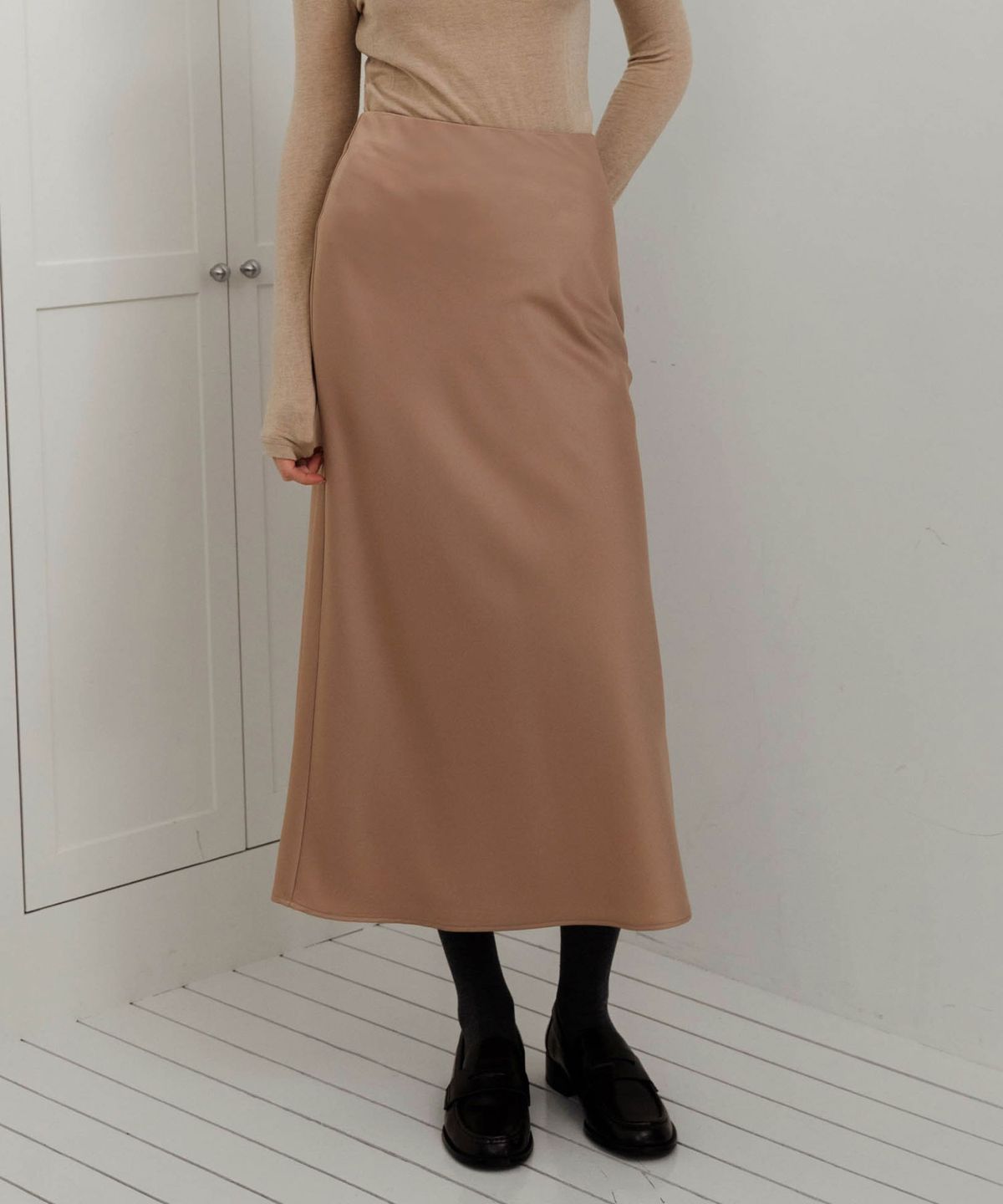 로트르드민(LAUTREDE MIN) Lautre Powder Satin flare skirt