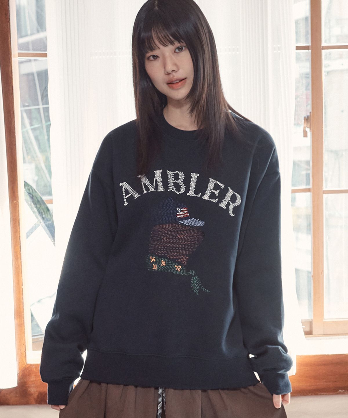엠블러(AMBLER) Zigzag 자수 맨투맨 티셔츠 AMM1320 (네이비)