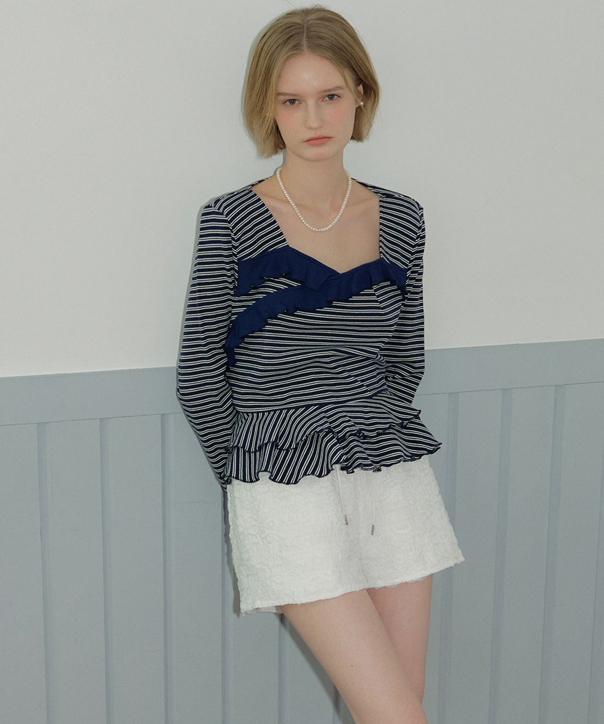 모어댄라이크(MORE THAN LIKE) FRILL STRIPE T-SHIRT - NAVY