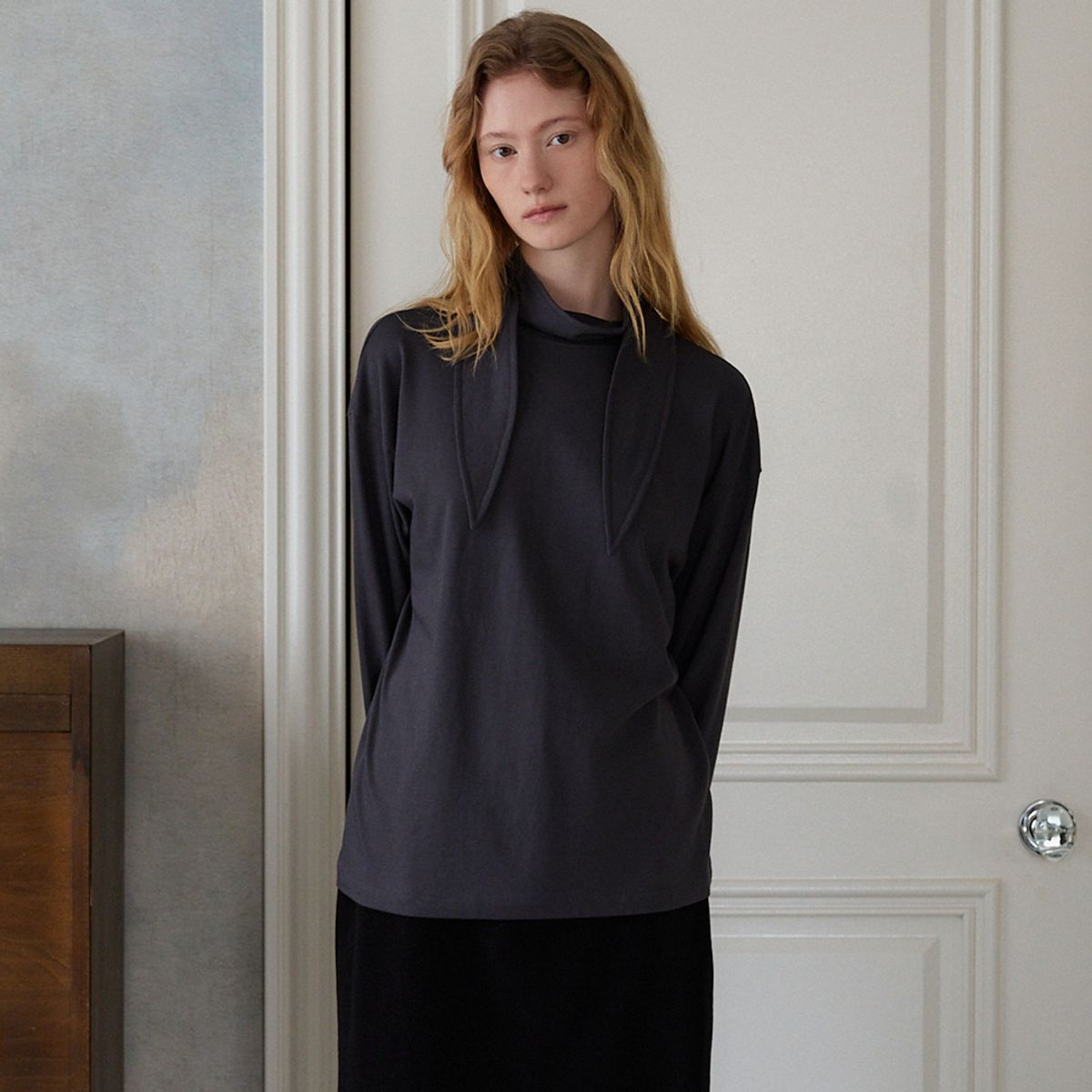 노우드(NOEUD) Ribbon Tie Tee (Charcoal)