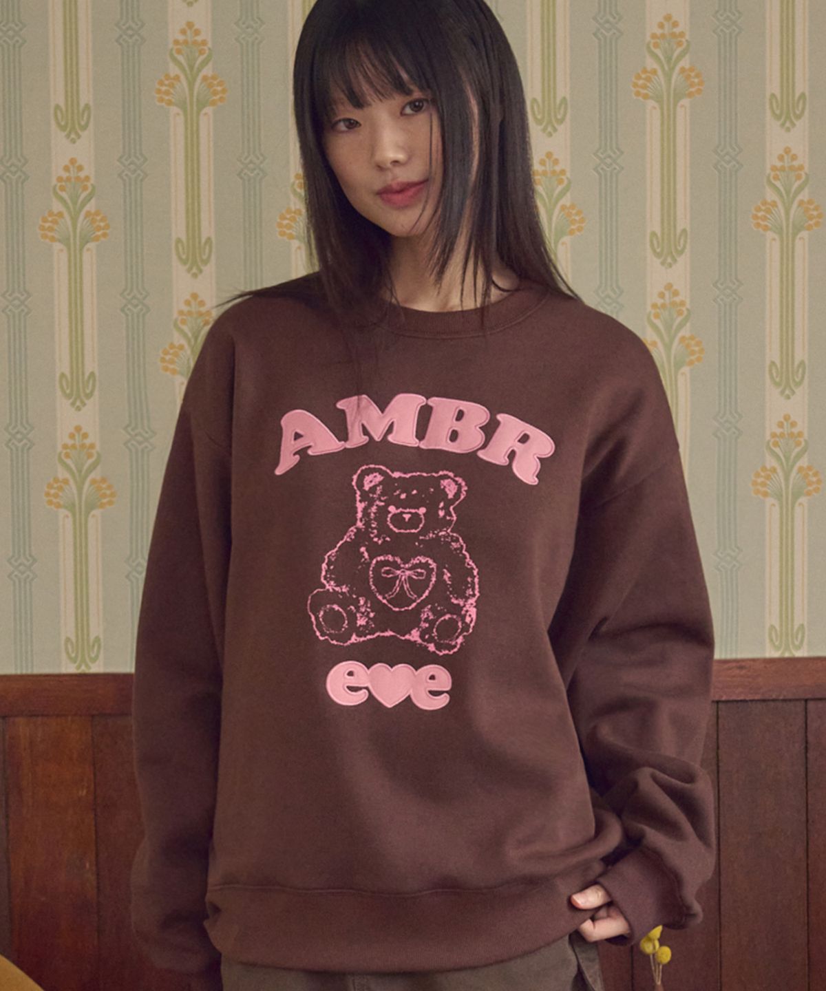 엠블러(AMBLER) Lovely bear자수 맨투맨 티셔츠 AMM1324 (브라운)
