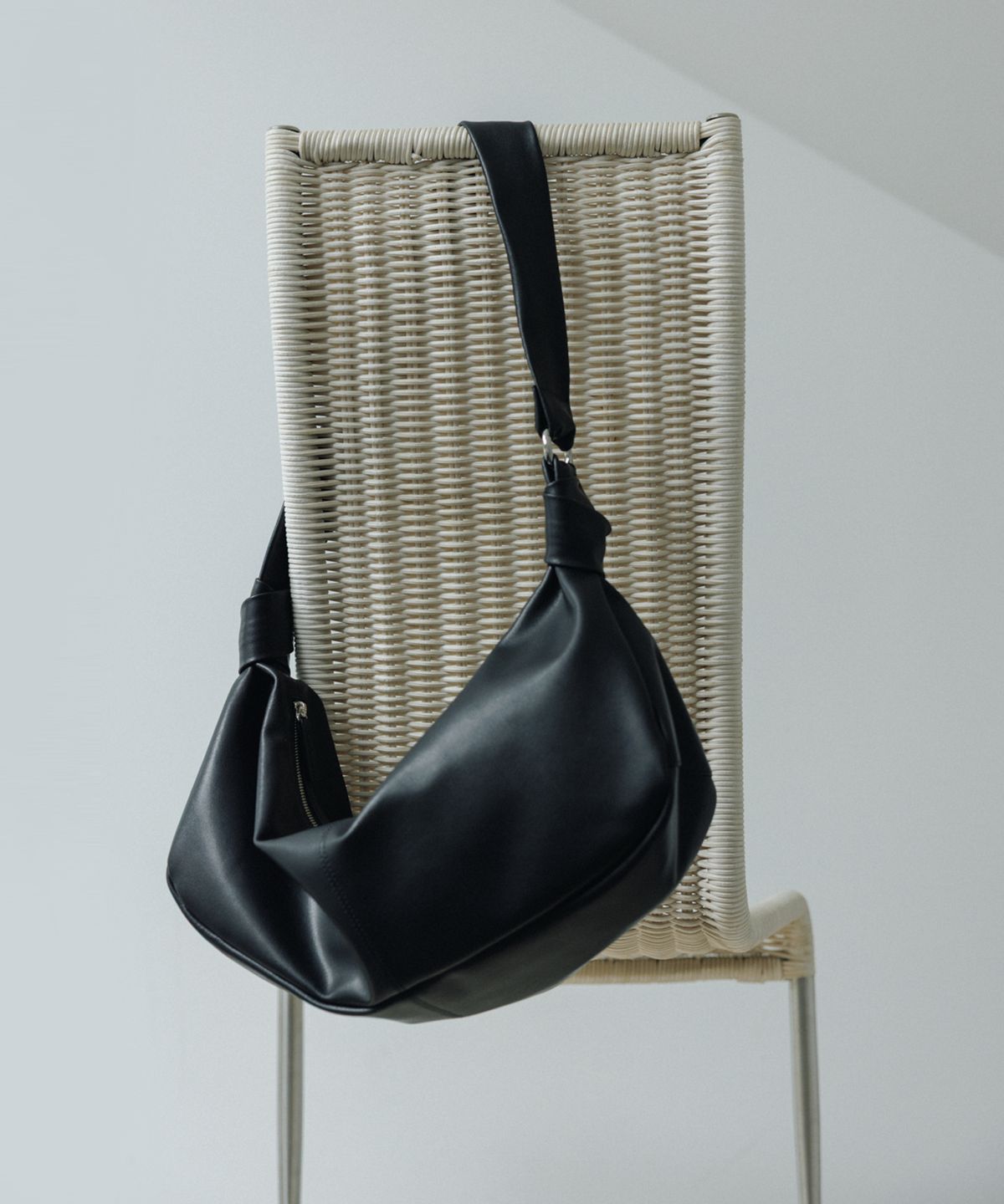 포이베(FOIVE) 멜로우 슬링백 MELOU Sling Black