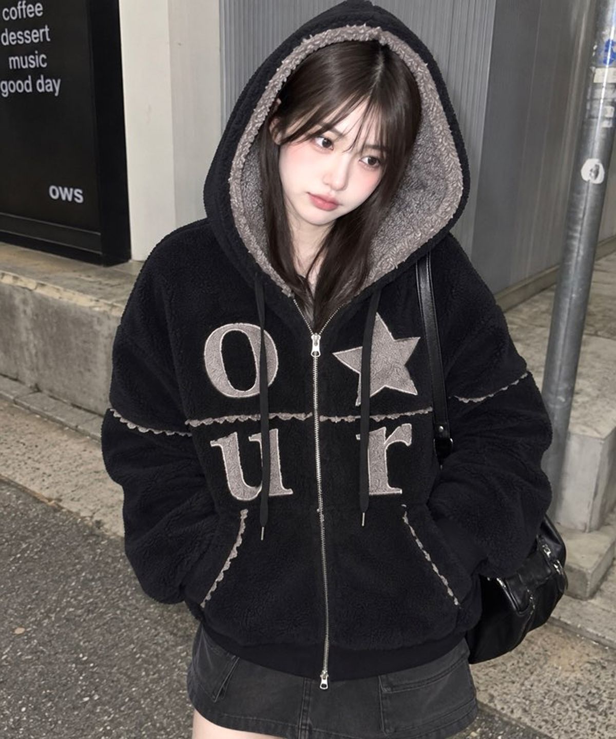 아워세이아워(OURSAYSOUR) 레이스 플리스 배색 리버시블 점퍼 블랙