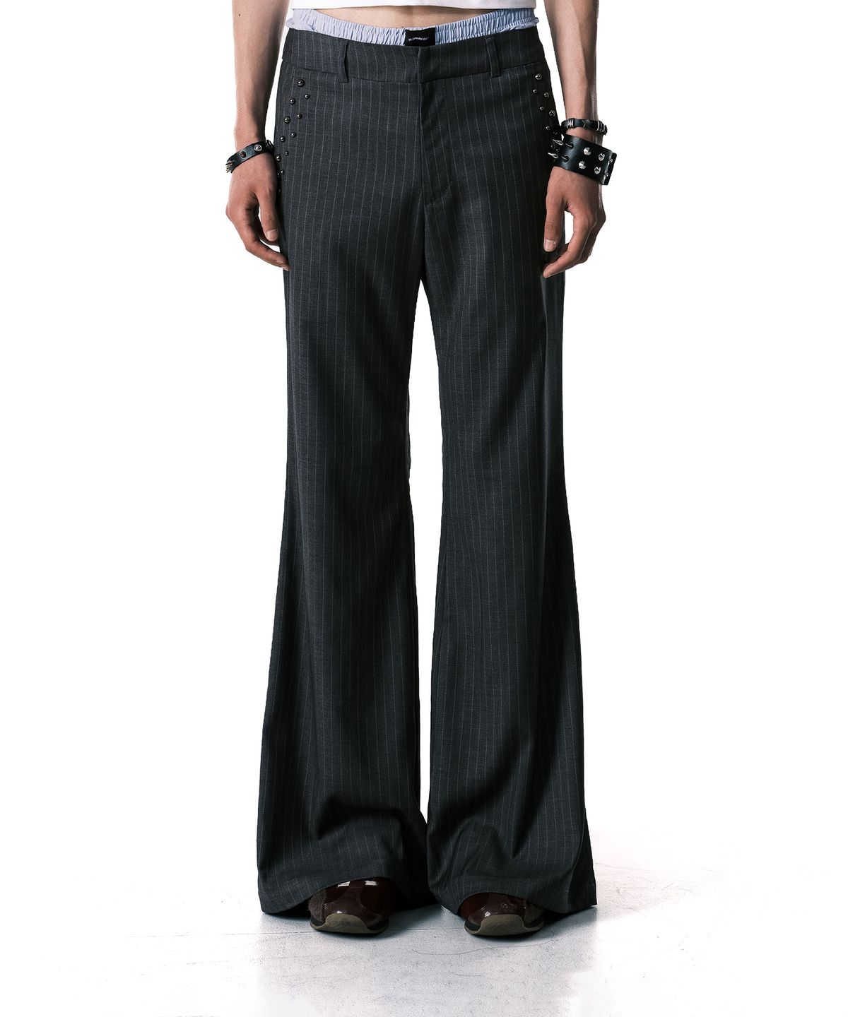 본바이한(BORNBYHAN) STUD STRIPE BOOTCUT TROUSERS CHARCOAL