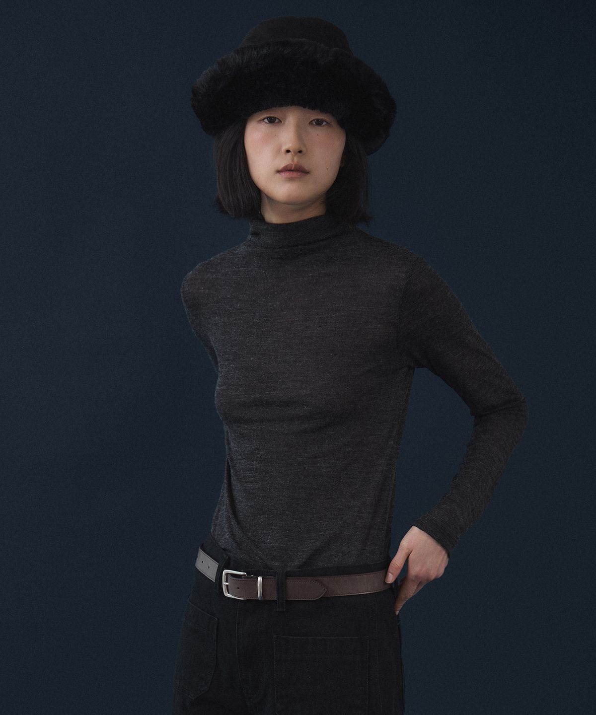 호와스(HOWUS) WOOL BLEND MOCK NECK T-SHIRT (CHARCOAL)