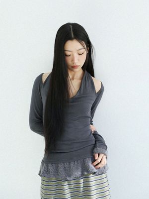 스카프 퍼 프릴 티셔츠(차콜)