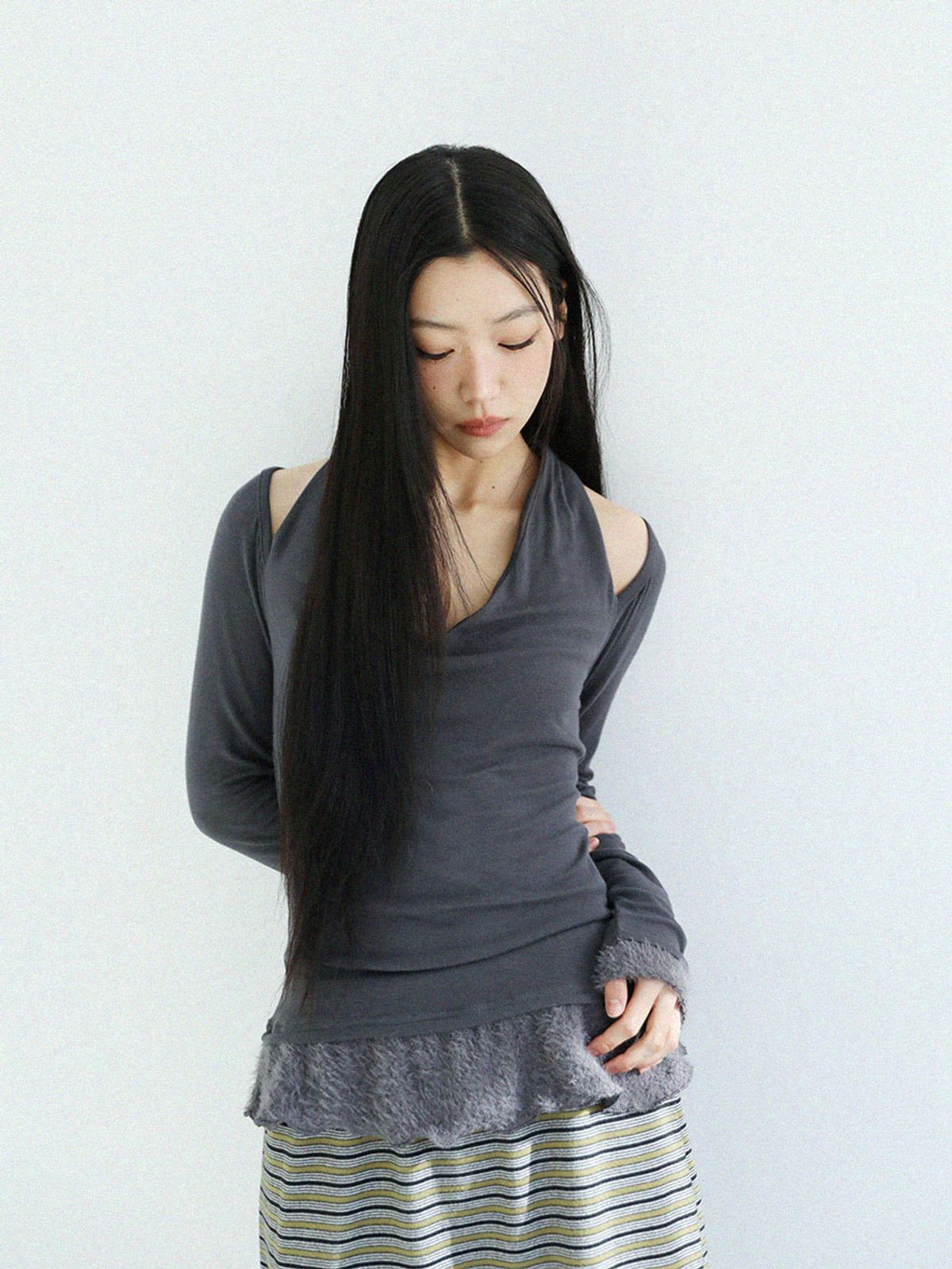 어글리쉐도우(UGLYSHADOW) 스카프 퍼 프릴 티셔츠(차콜)