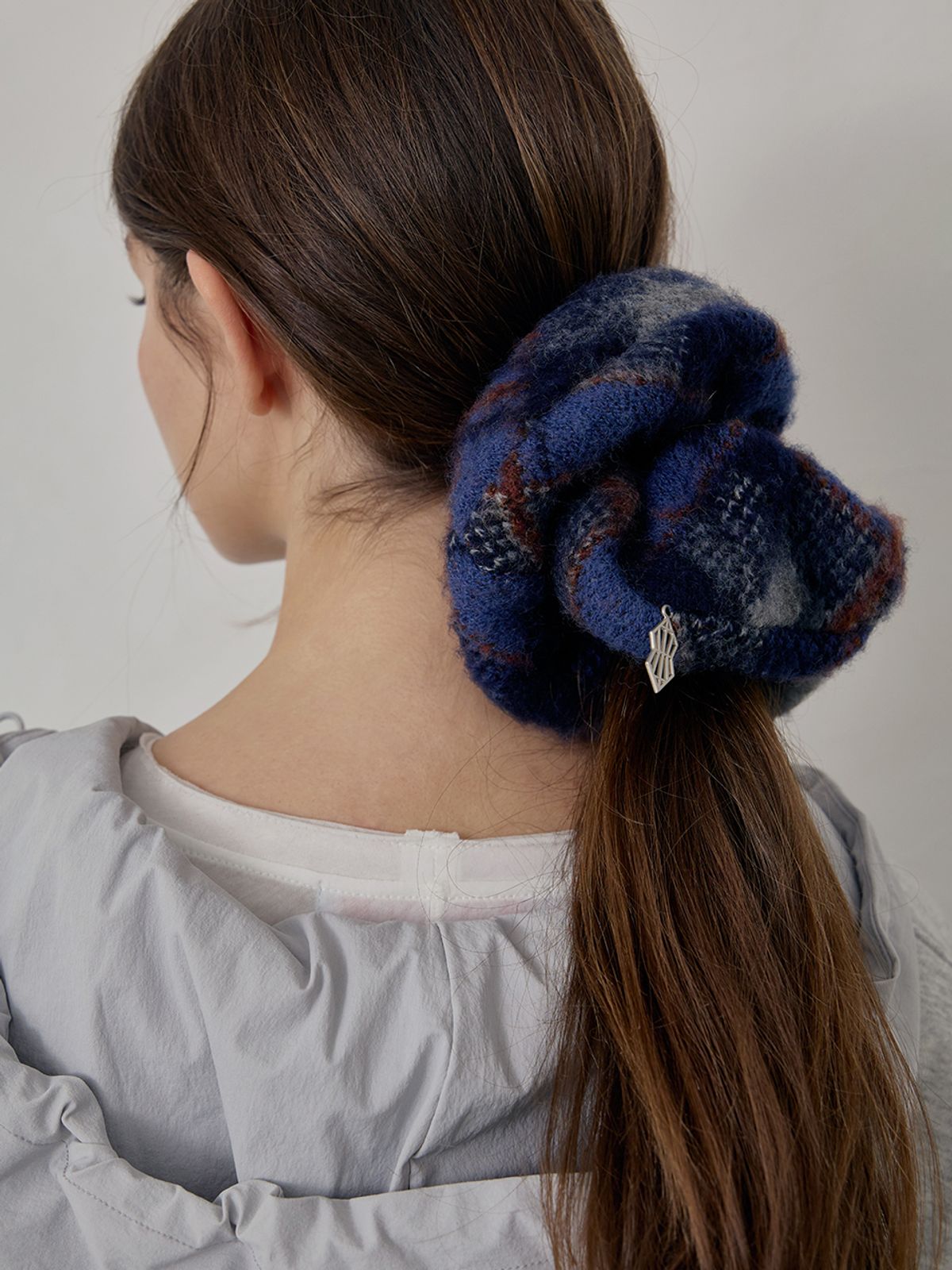 졸리앙볼(JOLIEENVOL) Hearth Check Scrunchie (Cafe Blue Noir)