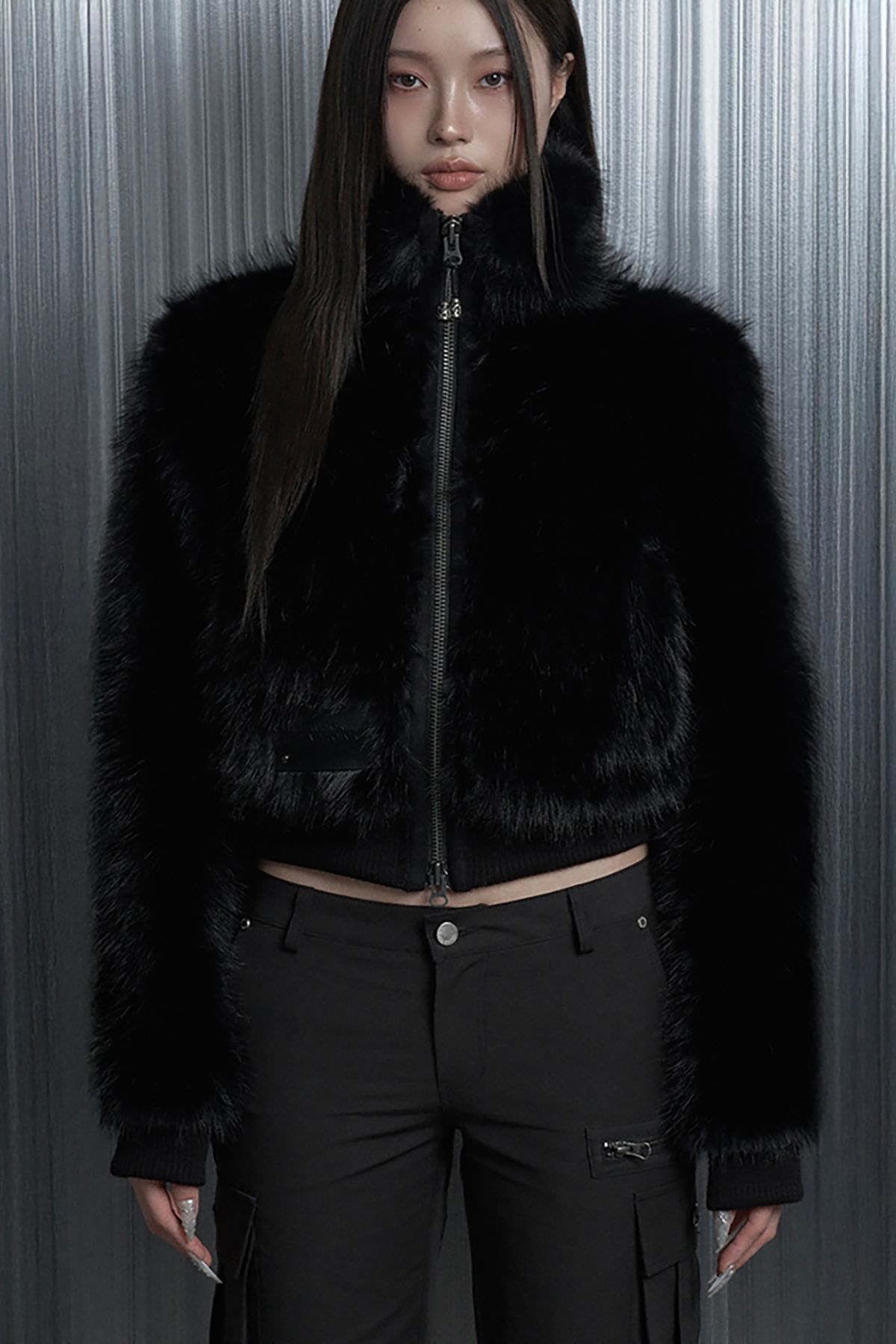 에트오소메(ETRE AU SOMMET) Contrast Faux-Fur Crop Jacket (Black)