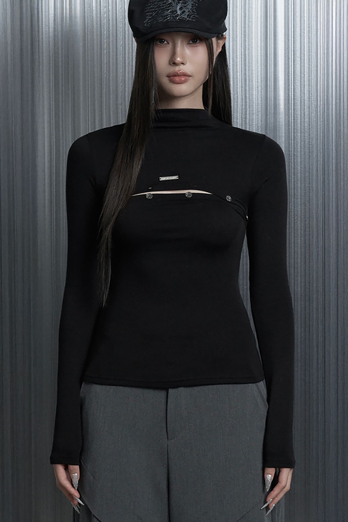 에트오소메(ETRE AU SOMMET) On-Off Button Split Long Sleeve Tee (Black)