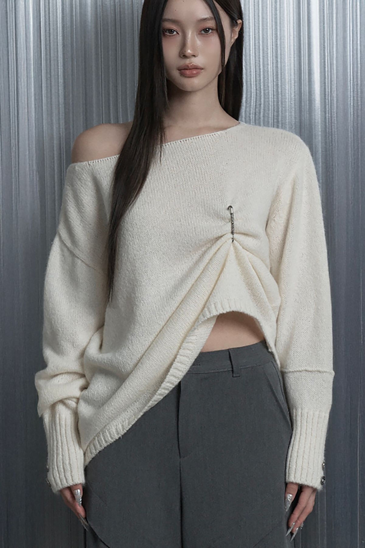 에트오소메(ETRE AU SOMMET) Pin Up One-Shoulder Knit Top (Ivory)