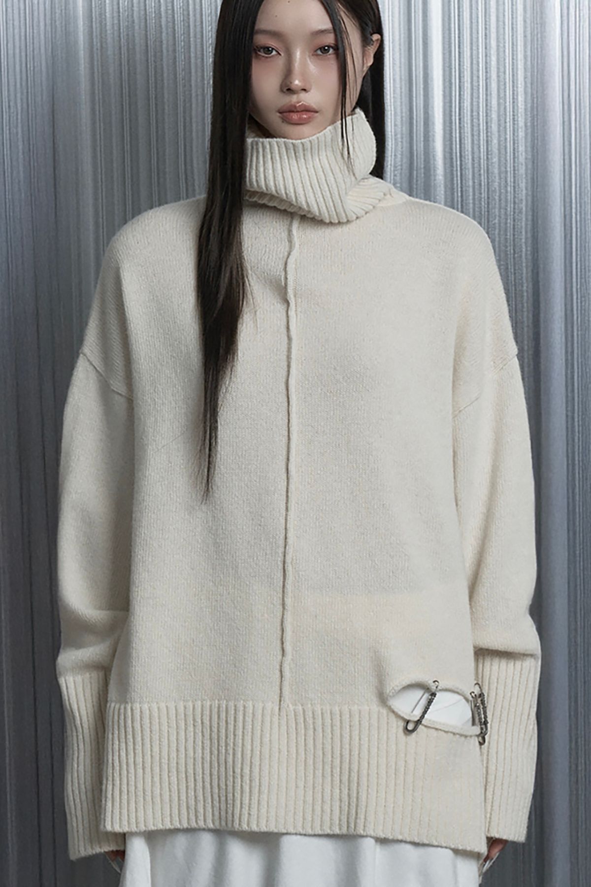 에트오소메(ETRE AU SOMMET) Soft Rib Cut Out Pin Point Turtleneck Knit (Ivory)