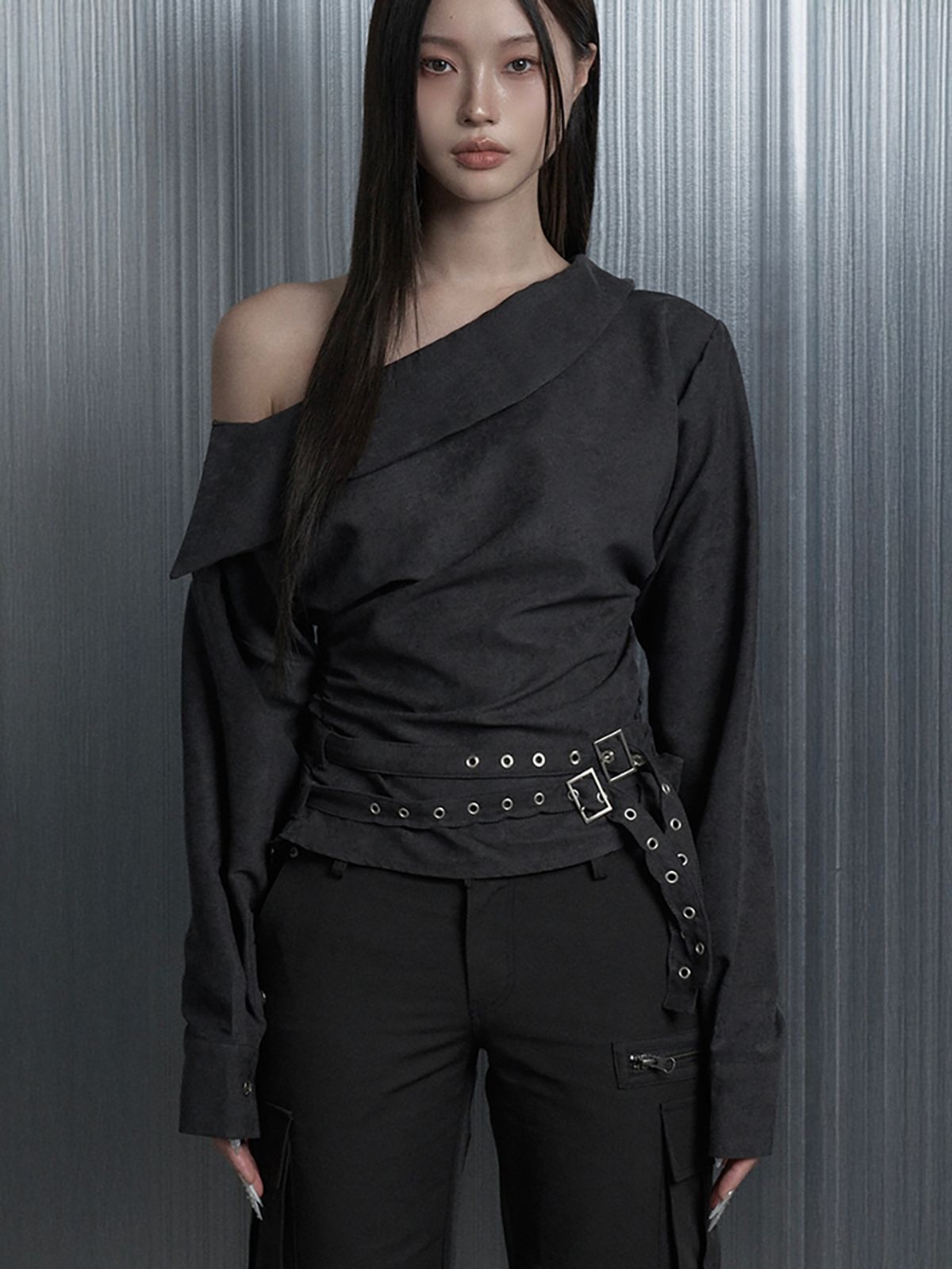 에트오소메(ETRE AU SOMMET) Two Belt Drape One-Shoulder Blouse (Black)
