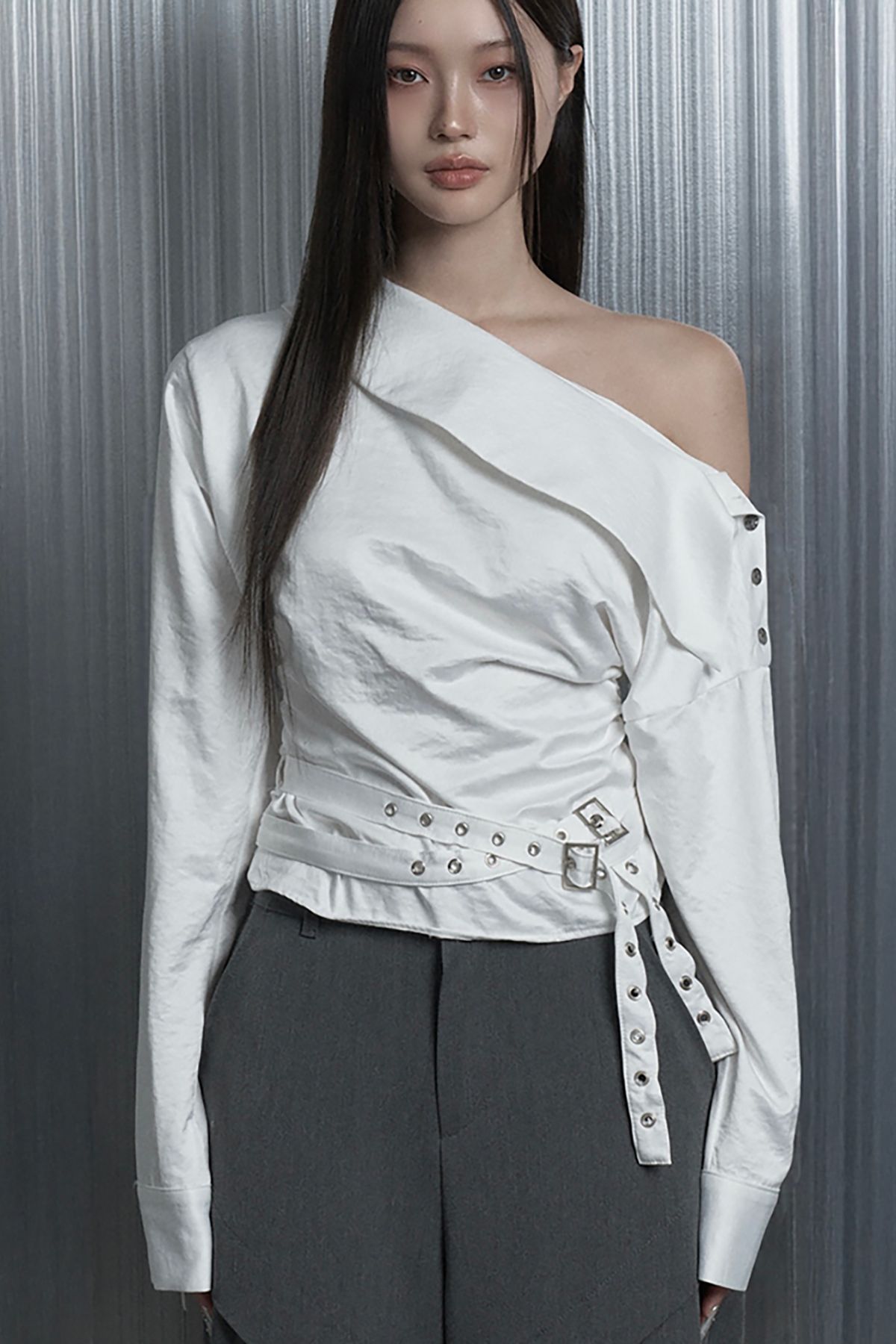 에트오소메(ETRE AU SOMMET) Two Belt Drape One-Shoulder Blouse (White)