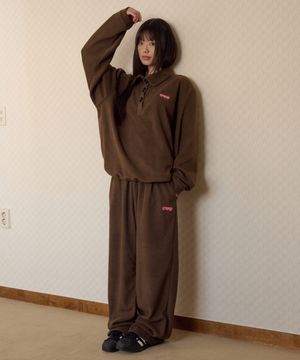 [SET] Love, cozy 플리스 자수 풀오버 와이드 팬츠 셋업 (브라운)