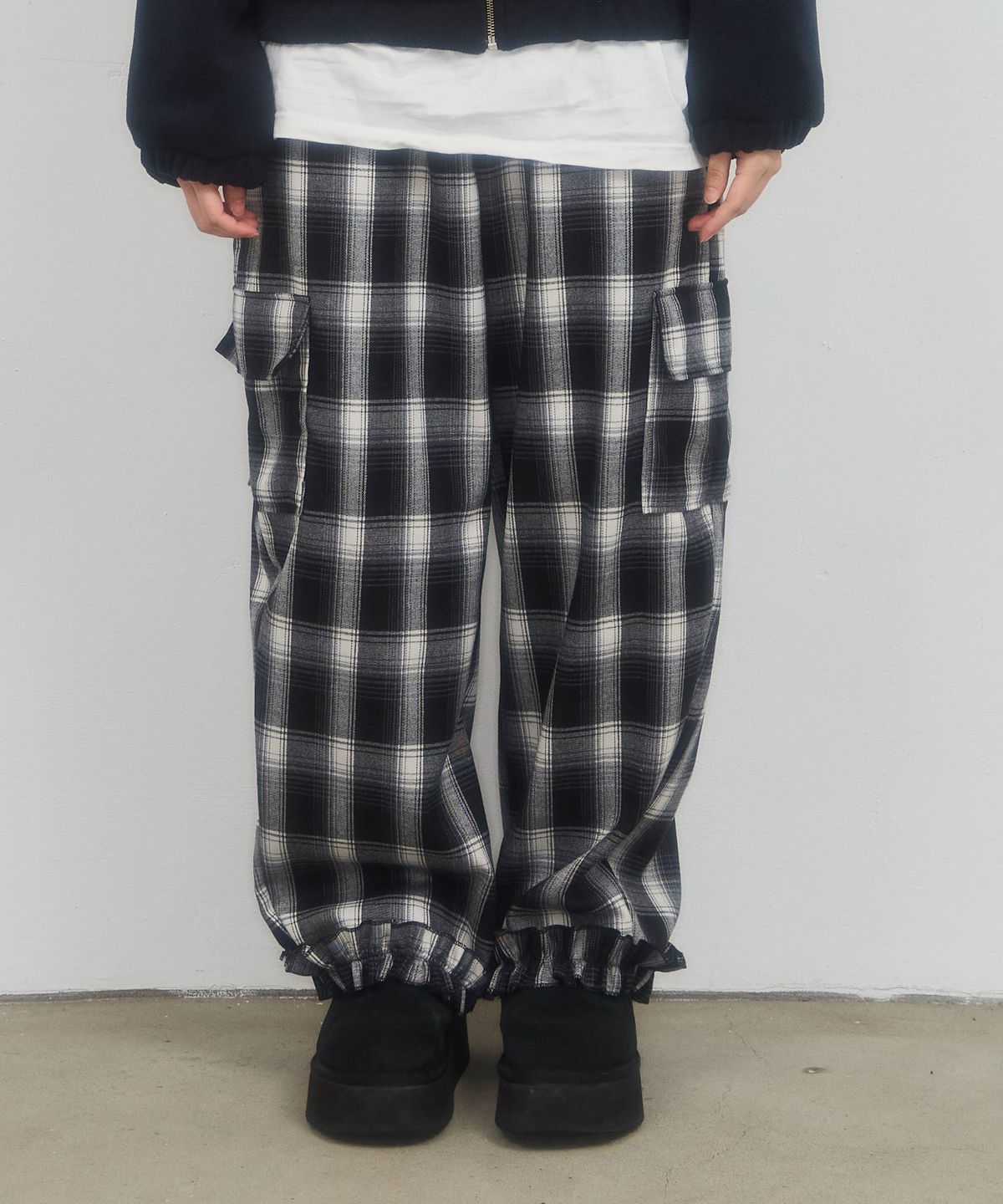 레터리(LETERIE) CHECK FRILL POCKET PANTS_BLACK