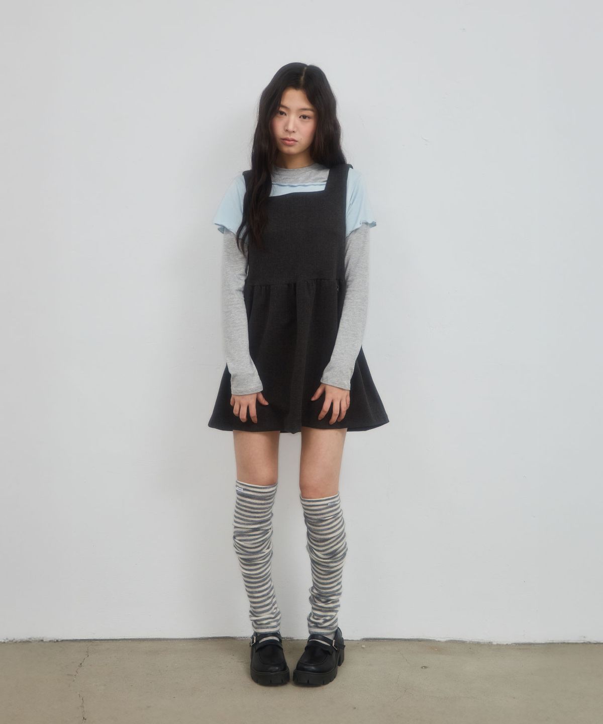레터리(LETERIE) SQUARE NECK SLEEVELESS DRESS_CHARCOAL