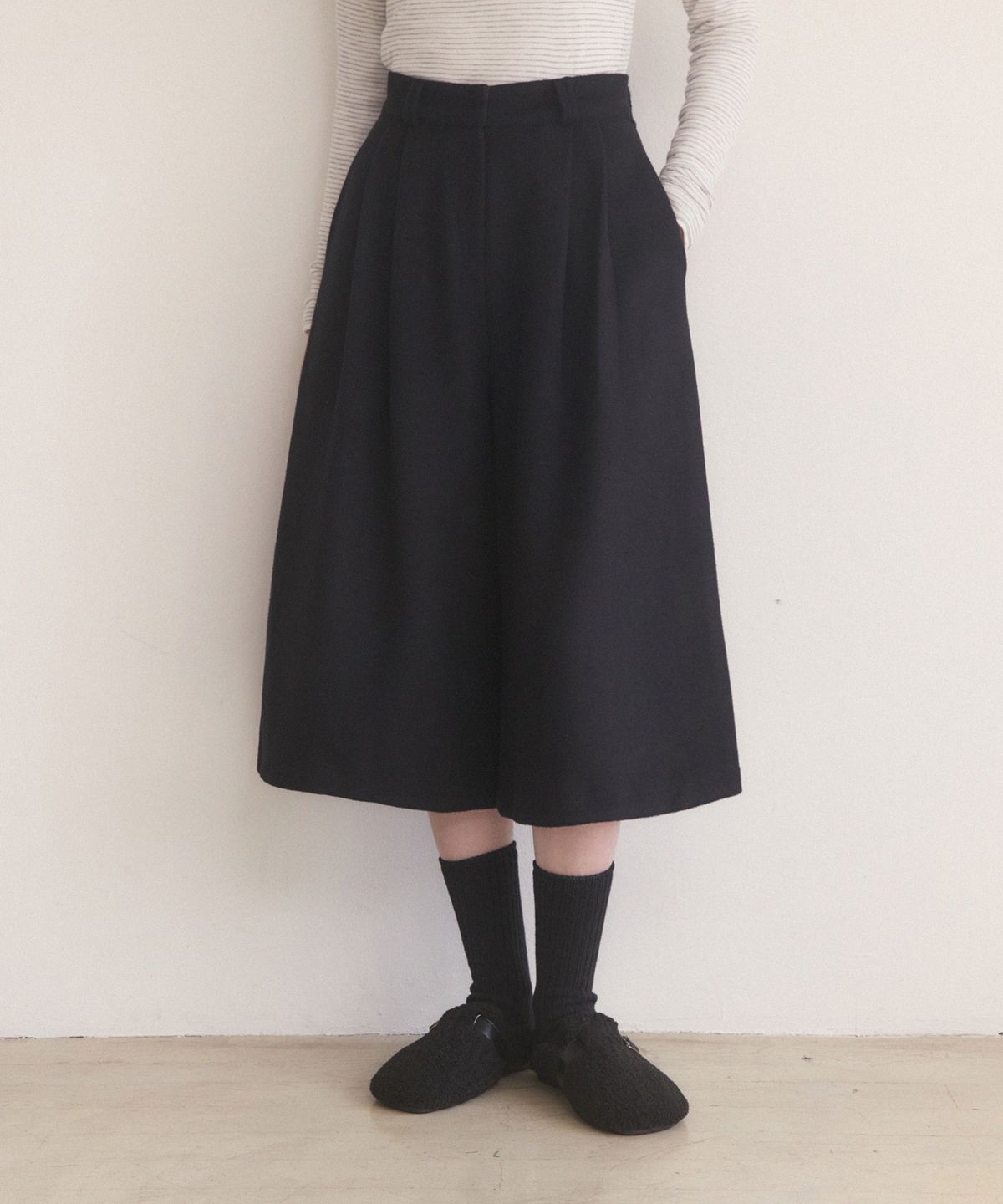 어다울(ADAUL) Woolen pintuck long burmuda pants - black