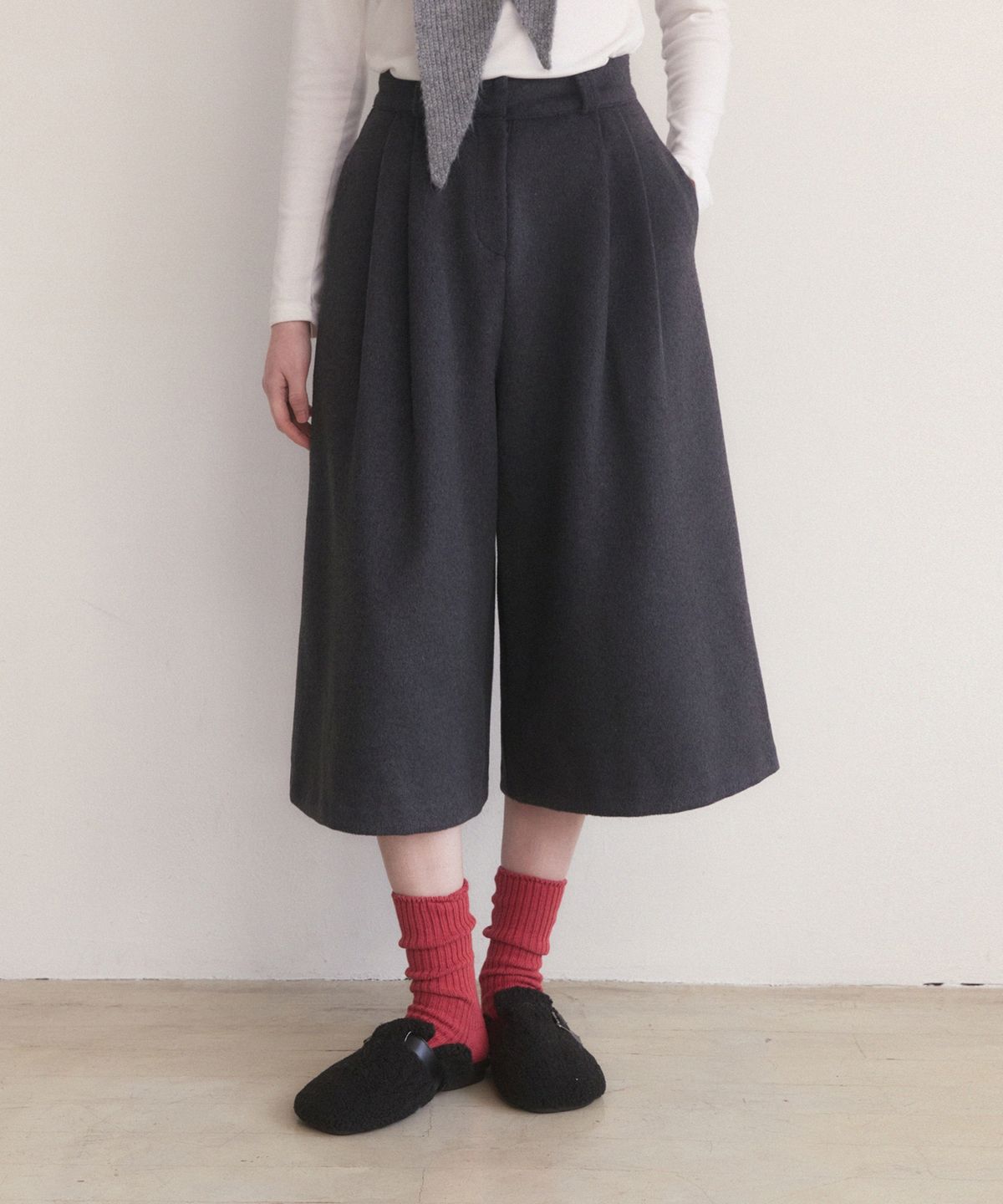 어다울(ADAUL) Woolen pintuck long burmuda pants - charcoal