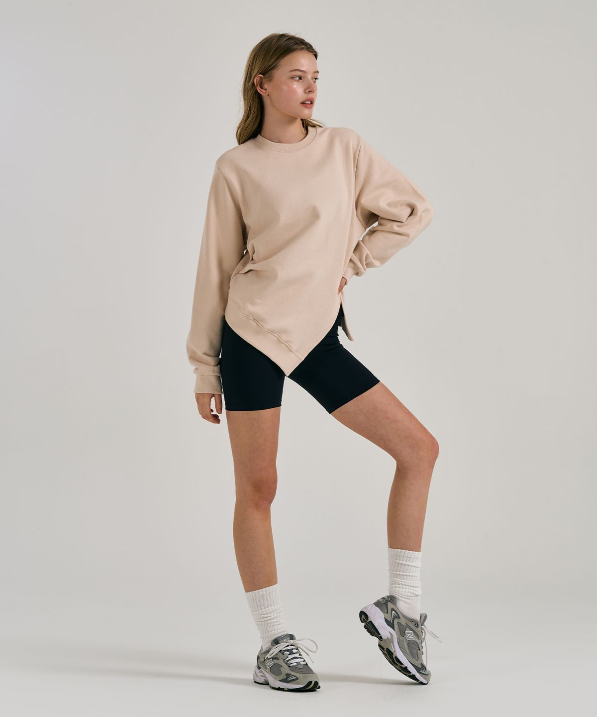 콘치웨어(CONCHWEAR) 언발 셔링 맨투맨 (3colors)