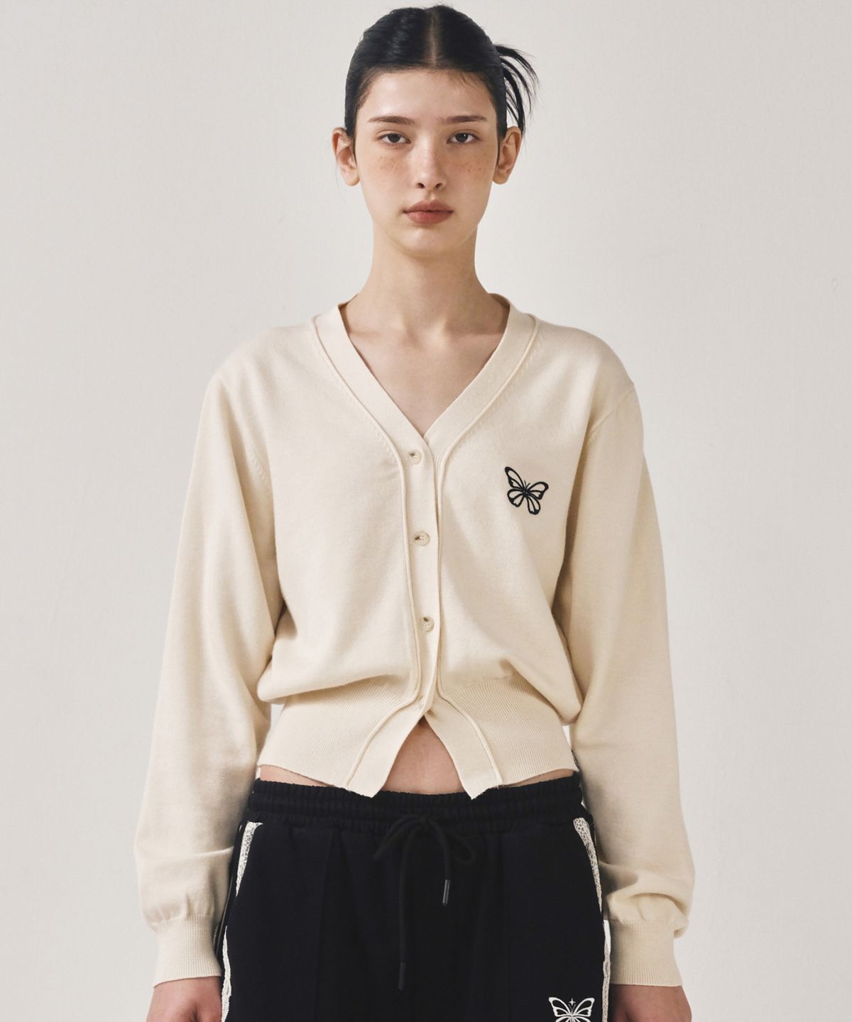 닉앤니콜(NICK&NICOLE) MINI BUTTERFLY SOFT V-CARDIGAN_CREAM BLACK