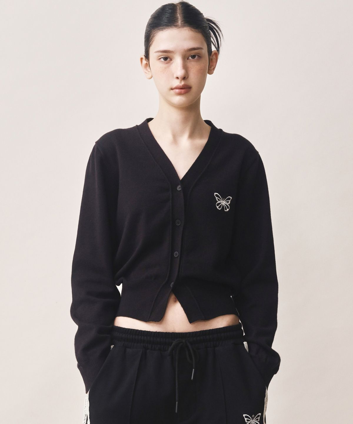 닉앤니콜(NICK&NICOLE) MINI BUTTERFLY SOFT V-CARDIGAN_BLACK IVORY