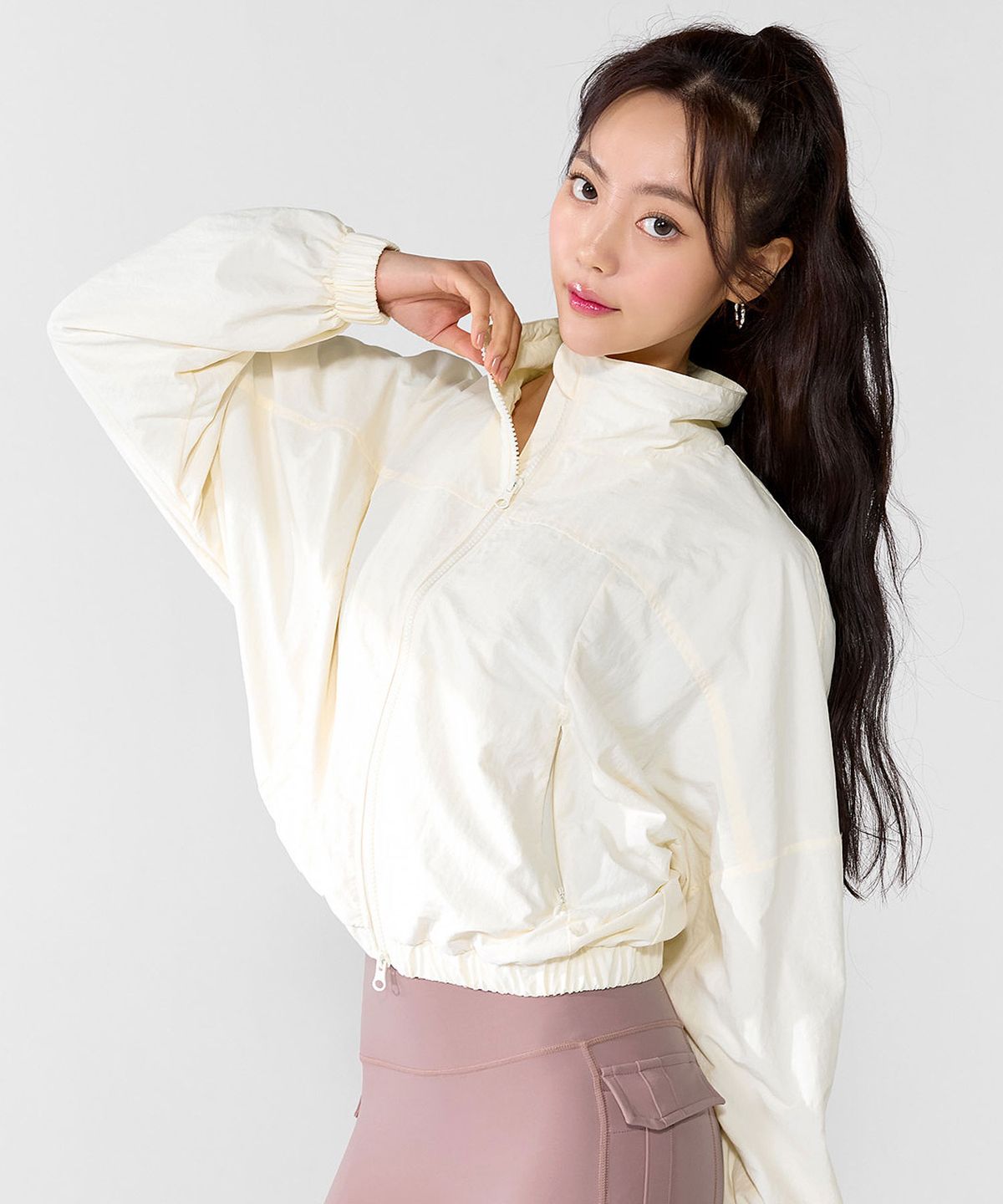 젝시믹스(XEXYMIX) 하이넥 돌먼 크롭 바람막이 퓨어크림 XTFJK08H4