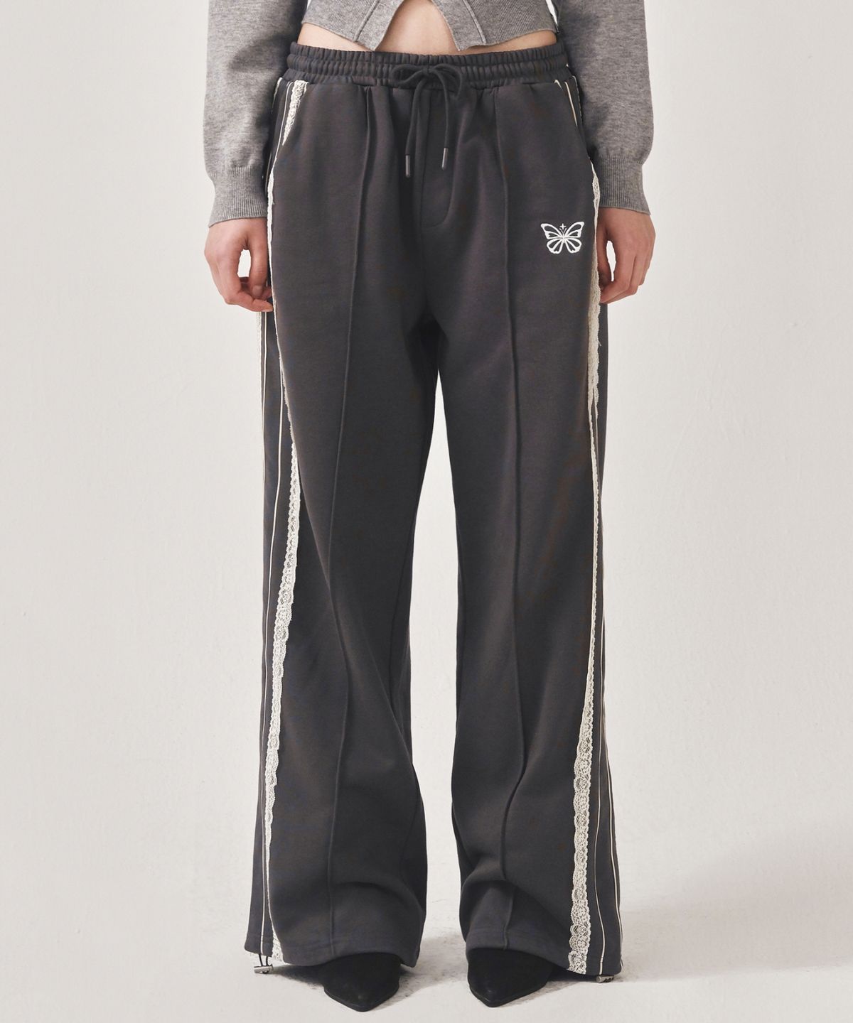 닉앤니콜(NICK&NICOLE) BUTTERFLY LACE SWEAT PANTS_CHARCOAL