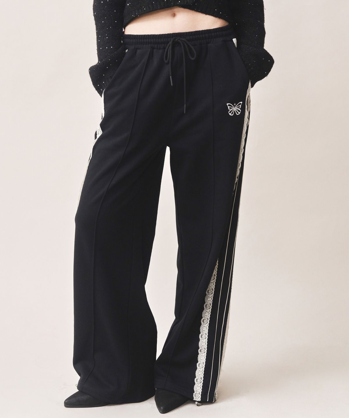 닉앤니콜(NICK&NICOLE) BUTTERFLY LACE SWEAT PANTS_BLACK