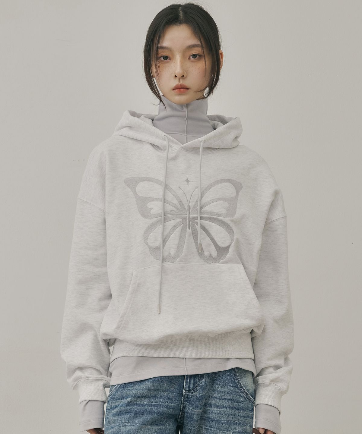 닉앤니콜(NICK&NICOLE) BUTTERFLY EMBROIDERY HOODIE_MELANGE SILVER