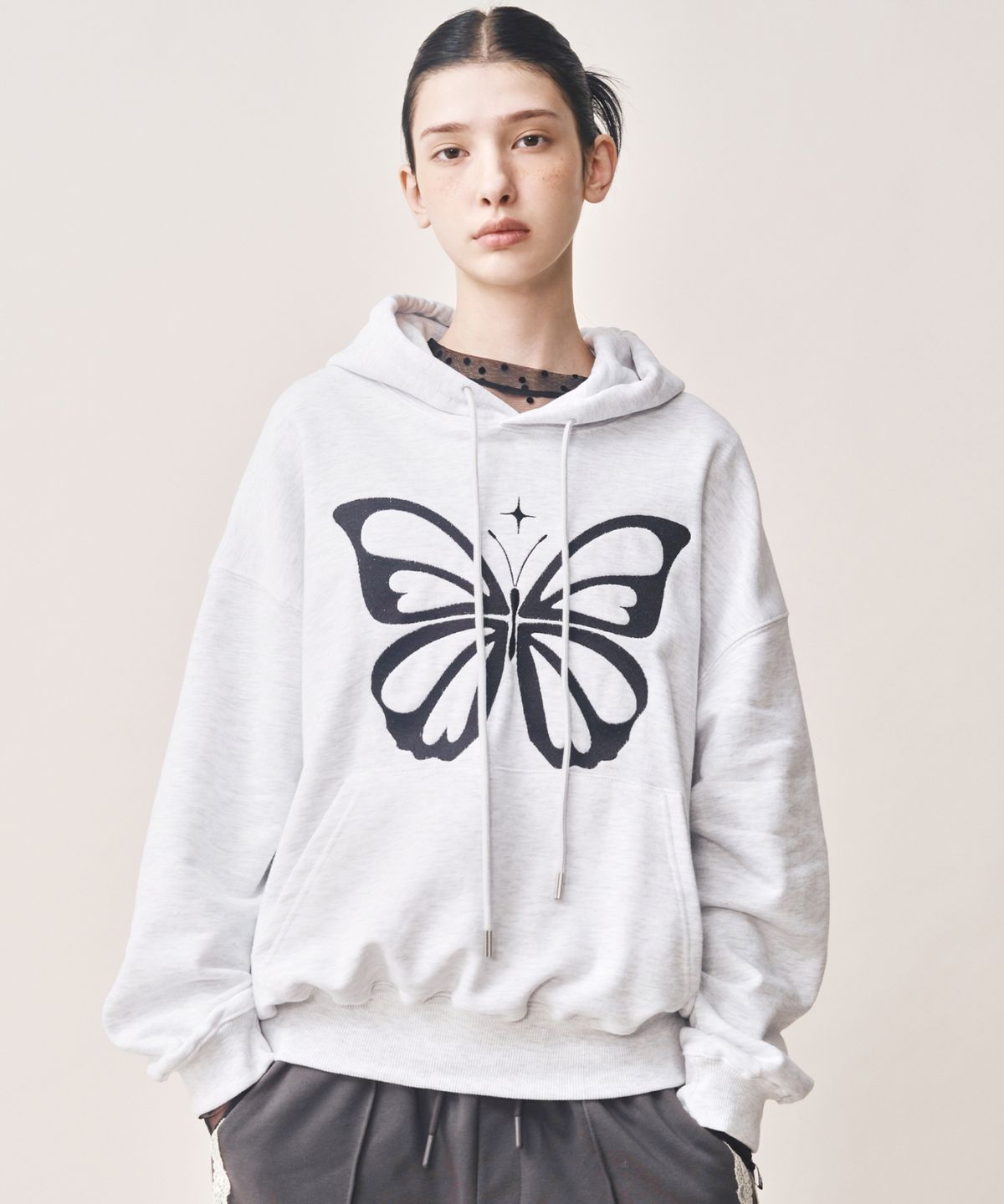 닉앤니콜(NICK&NICOLE) BUTTERFLY EMBROIDERY HOODIE_MELANGE BLACK