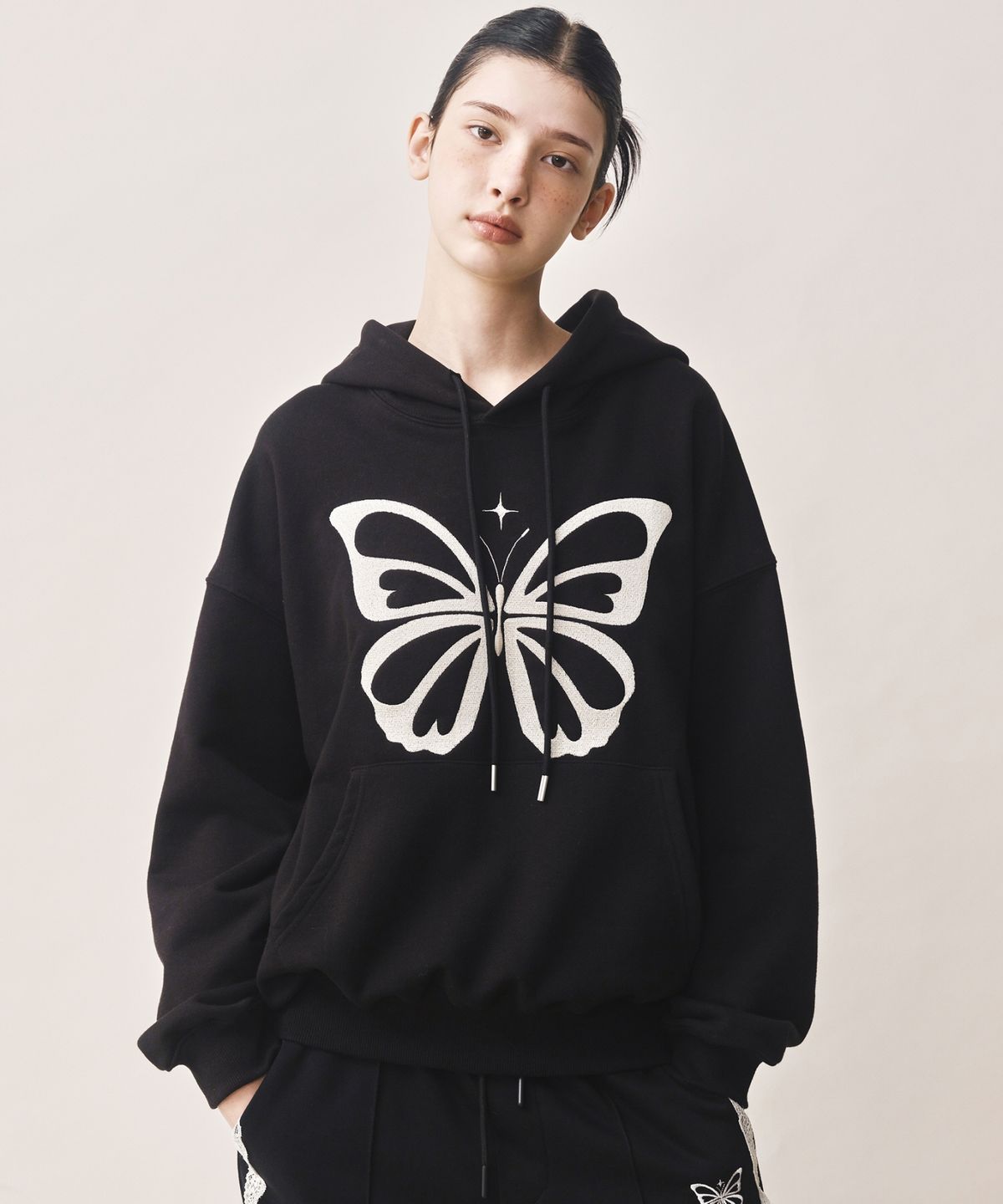 닉앤니콜(NICK&NICOLE) BUTTERFLY EMBROIDERY HOODIE_BLACK CREAM