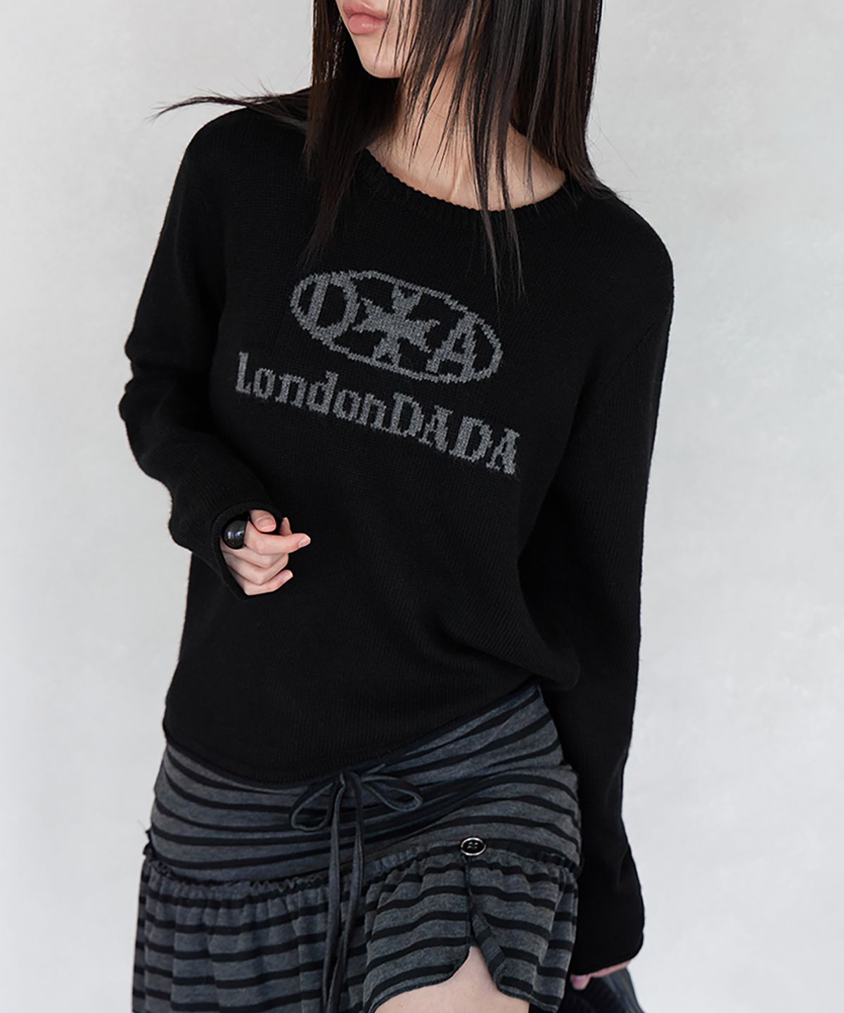 런던다다(LONDONDADA) SIGNATURE LOGO ROUND NECK KNIT, BLACK