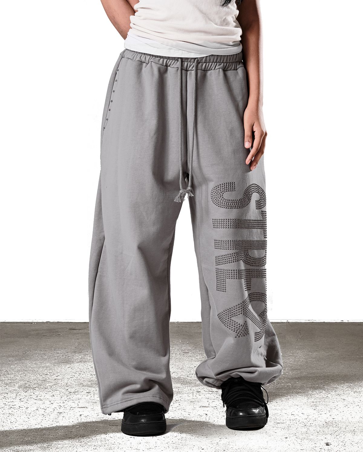 이양(EYANG) NO STRESS HOTFIX SET SWEATPANTS ASH GRAY