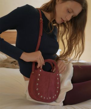 룬트 스터디드 크로스 백 스웨이드 버건디