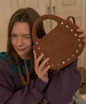 룬트 스터디드 크로스 백 스웨이드 브라운