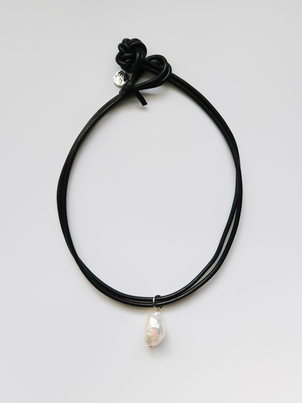 소수(SOSOO) Baroque Pearl Bold Leather Necklace
