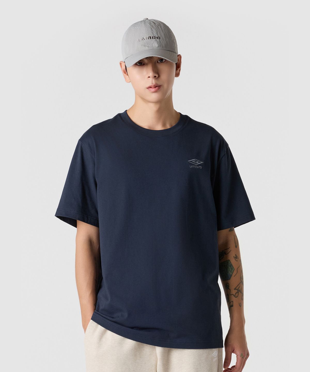 엄브로(UMBRO) 에센셜 스몰로고 반팔 티셔츠 네이비 UR123CRS19