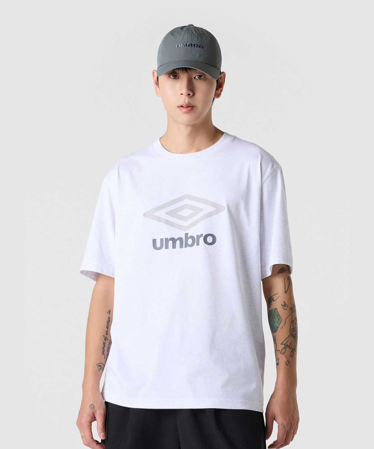 엄브로(UMBRO) 에센셜 빅로고 반팔 티셔츠 라이트 그레이 UR123CRS18