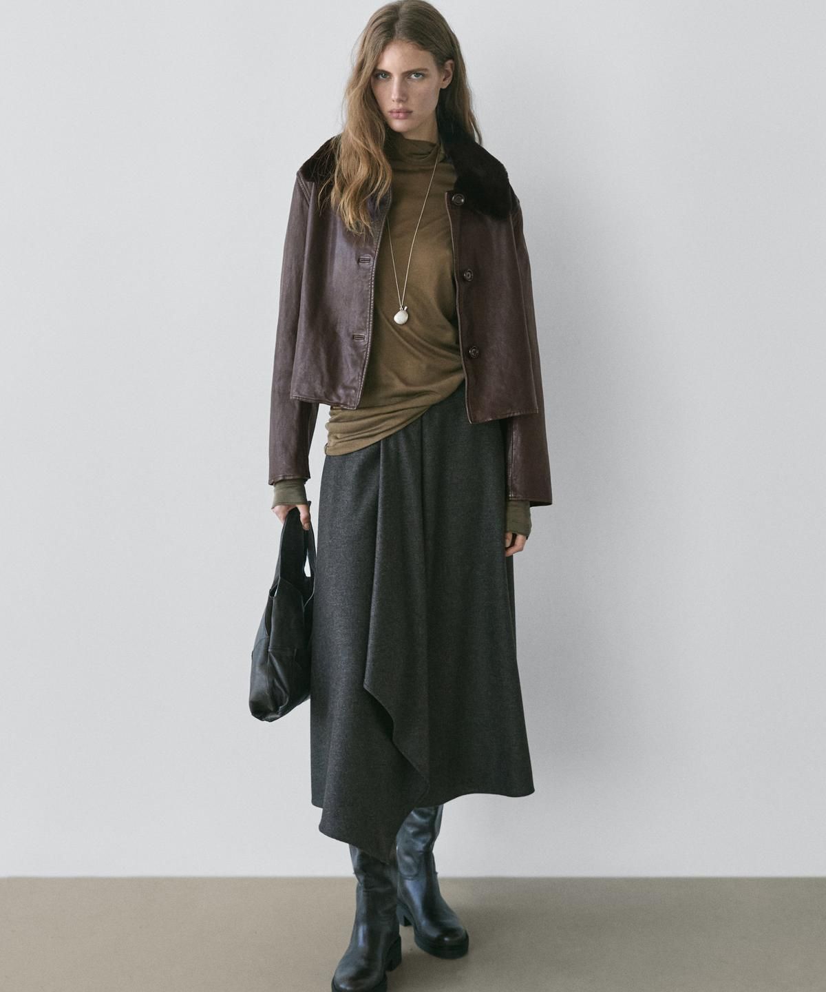 마시모두띠(MASSIMO DUTTI) 나파 레더 자켓에 램스킨 칼라가 있는 나파 레더 자켓