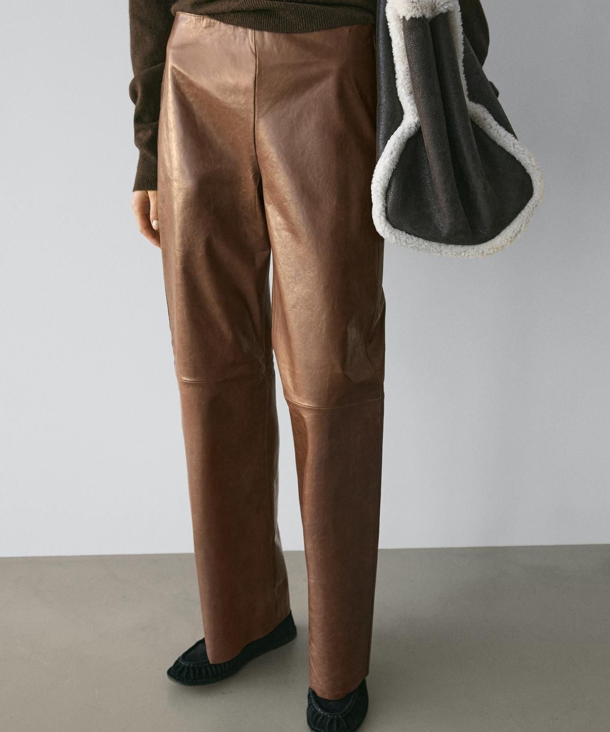 마시모두띠(MASSIMO DUTTI) 나파 레더 벨보텀 팬츠