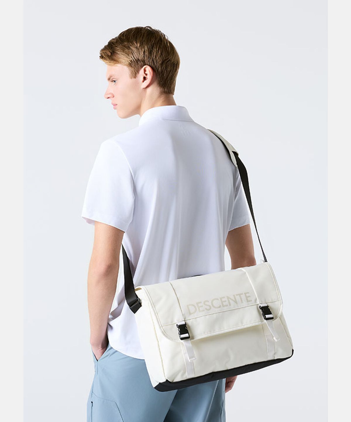 데상트(DESCENTE) 워딩 메신저백 아이보리 SR123UBG14