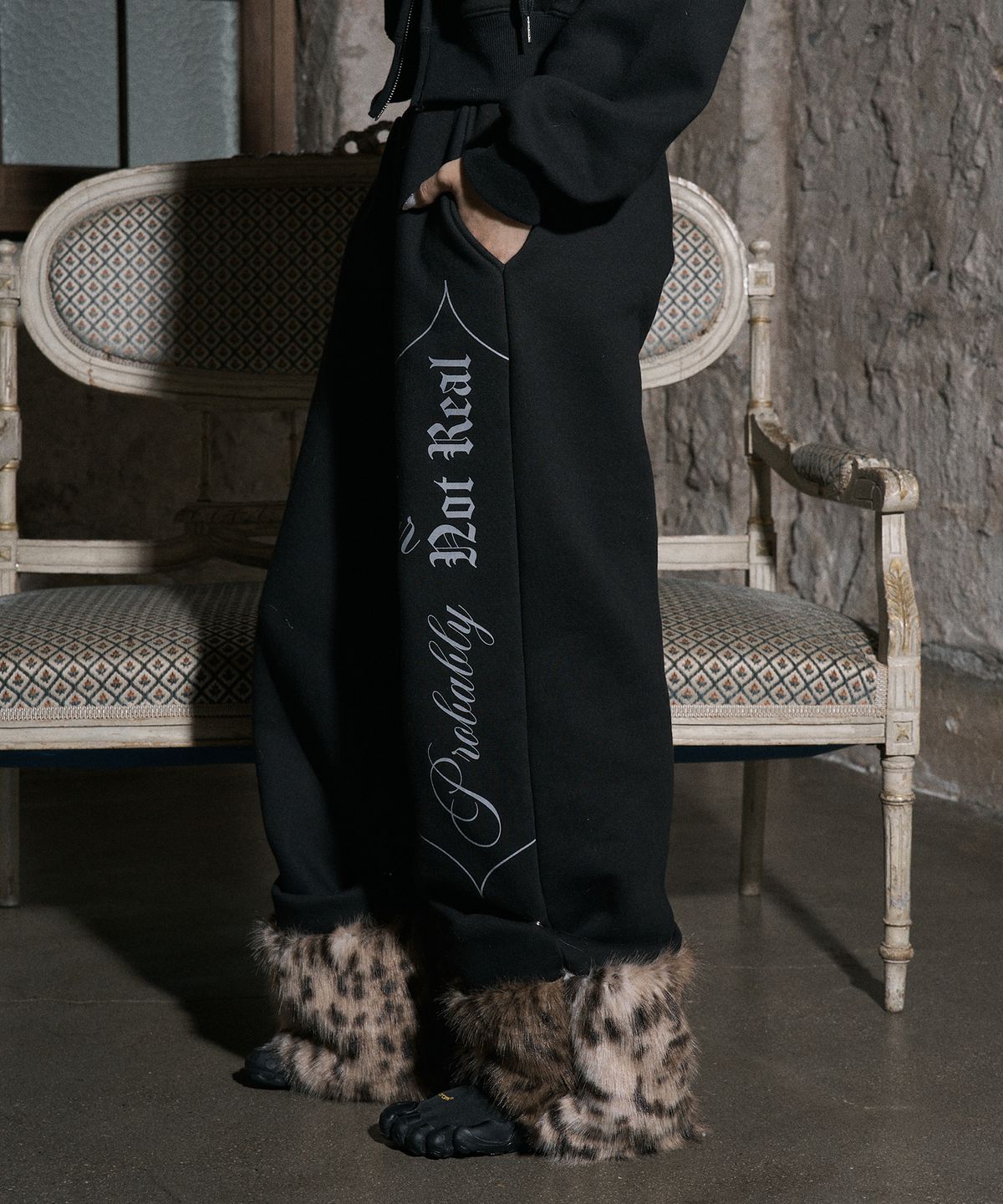 일리오(ILLIO) Black leopard fur pants