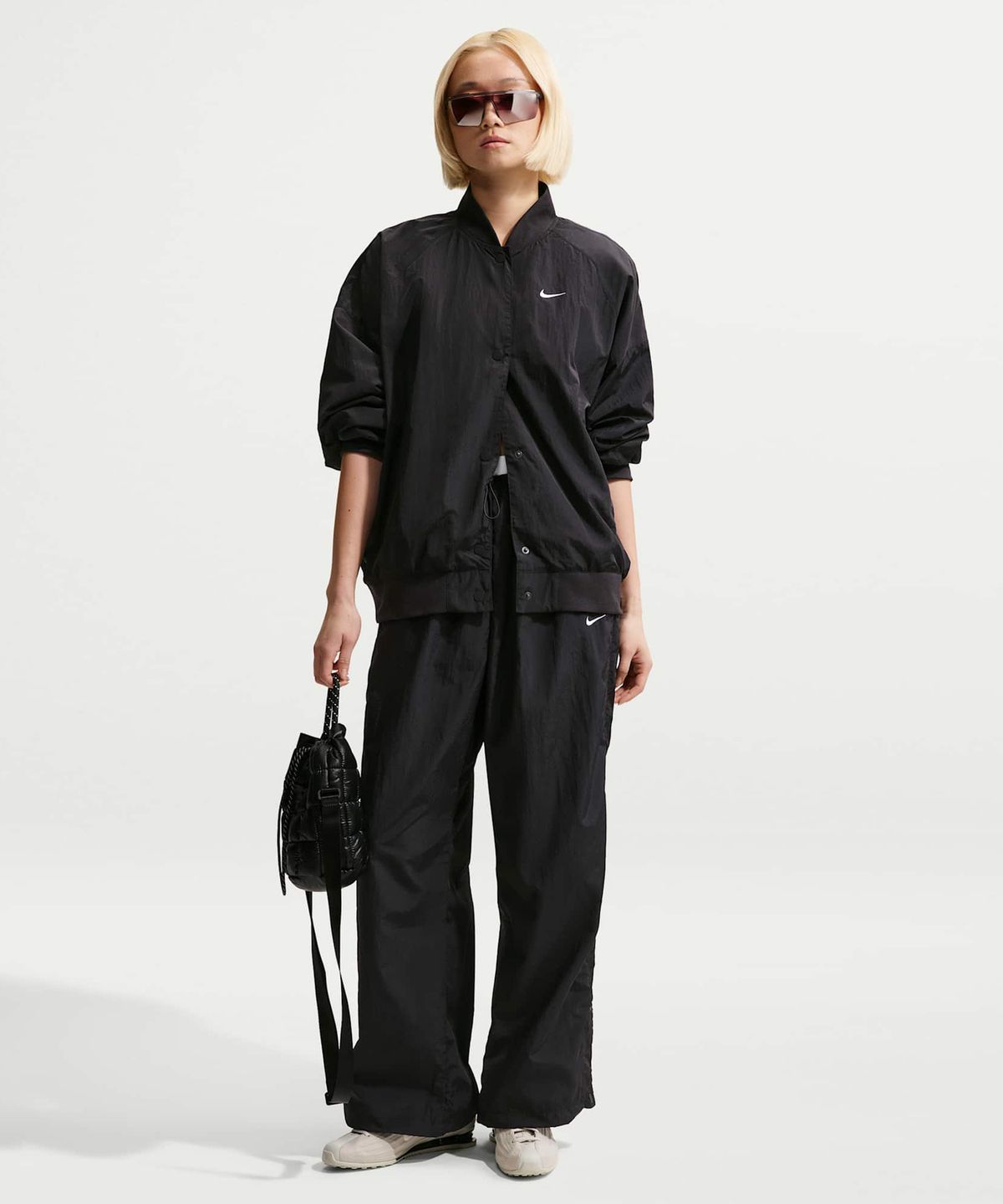 나이키(NIKE) 스포츠웨어 루즈 핏 하이웨이스트 패러슈트 팬츠 W - 블랙:초크:화이트 / IF0335-010